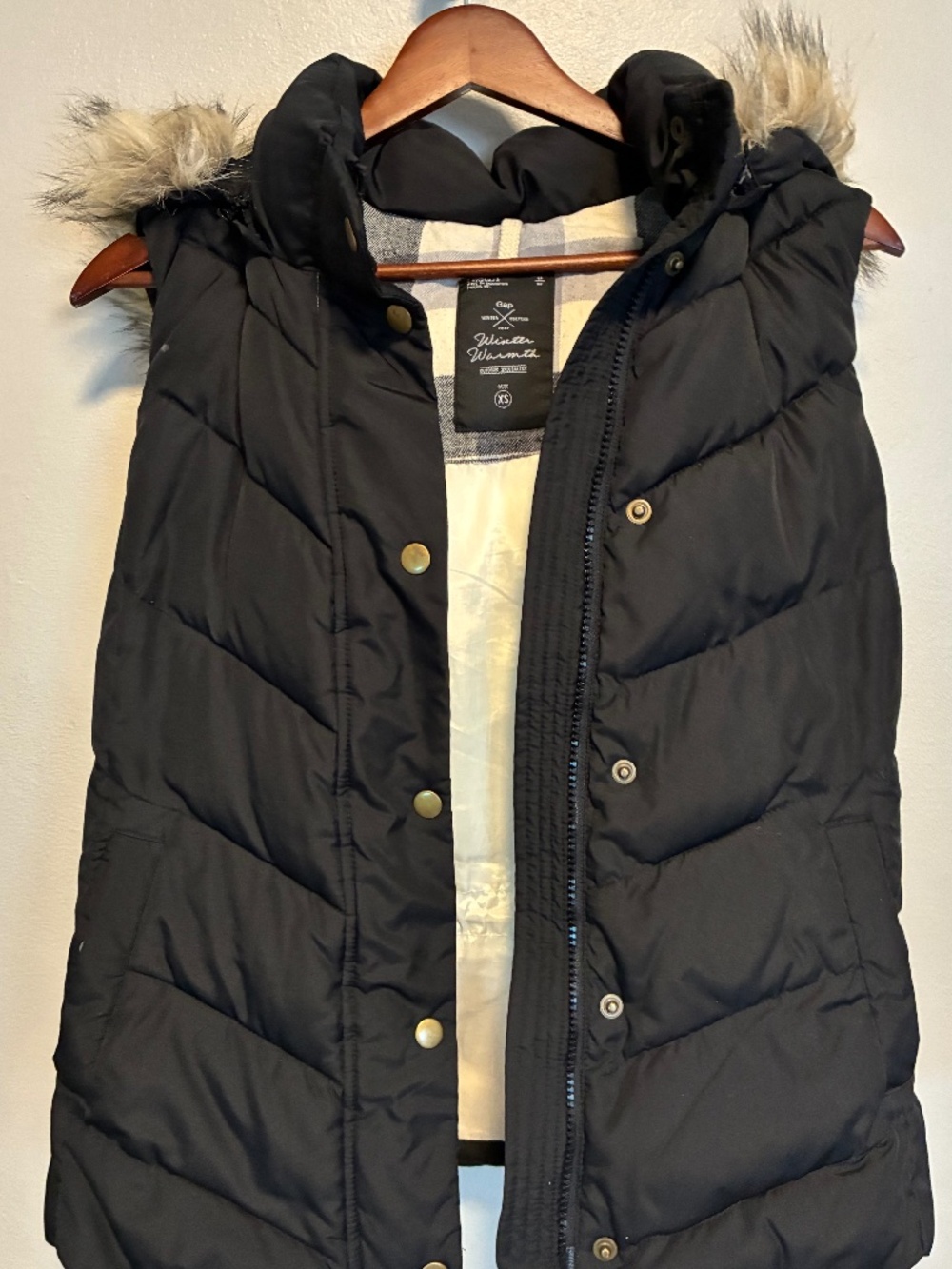GAP W black puffer vest detachable faux-fur trim hood Size XS winter warmth EUC